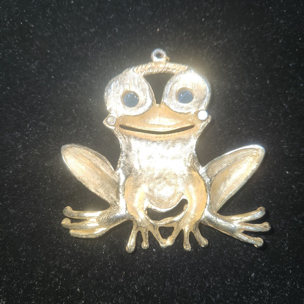 Vintage Chunky Gold Tone Frog Toad Pendant Green Cabochon Eyes Textured Animal - Picture 3 of 9